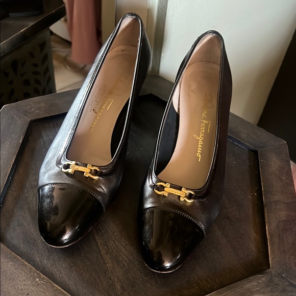 🛑 1 hour sale. Salvatore Ferragamo, size 8, Black & Gold Heels; Elegant Design - Picture 2 of 11